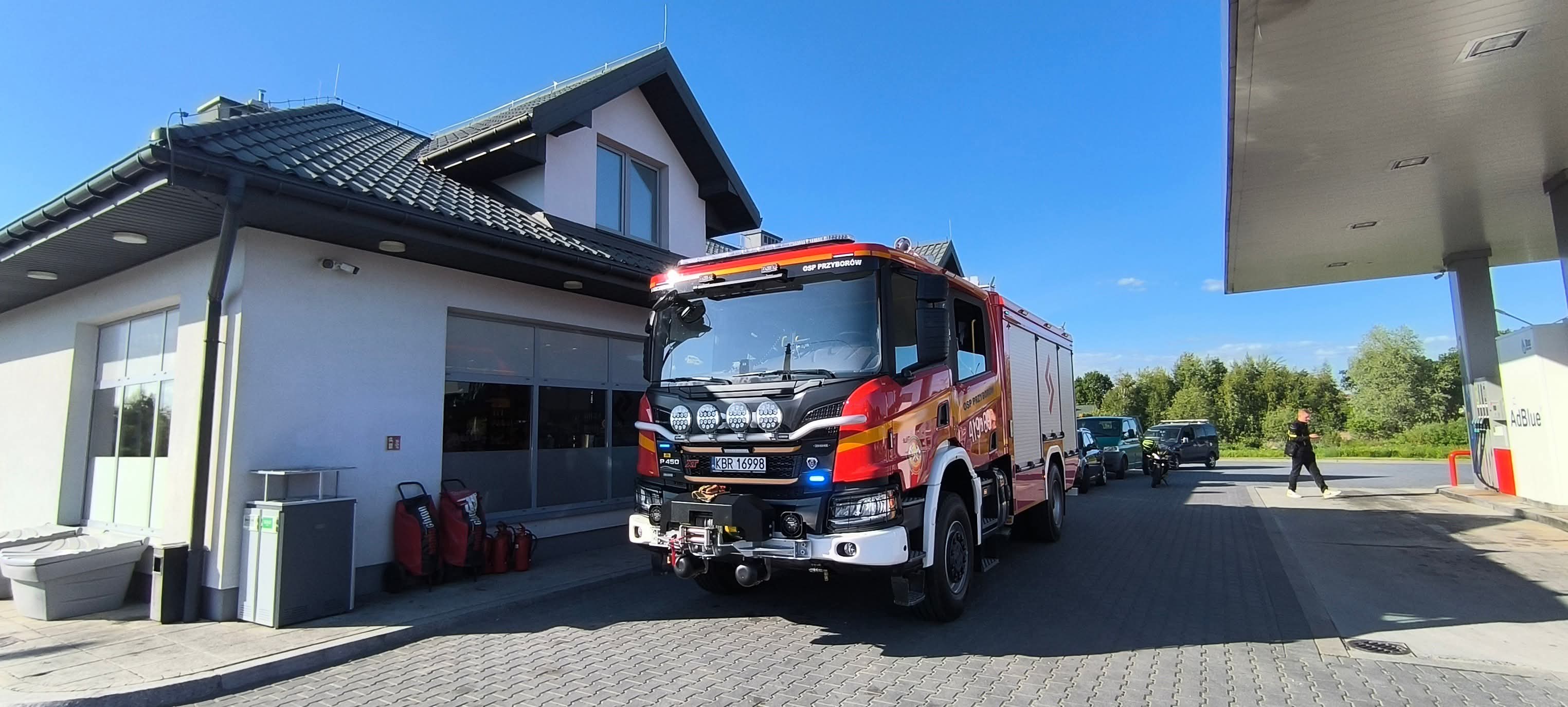 Pożar samochodu na stacji benzynowej w Przyborowie