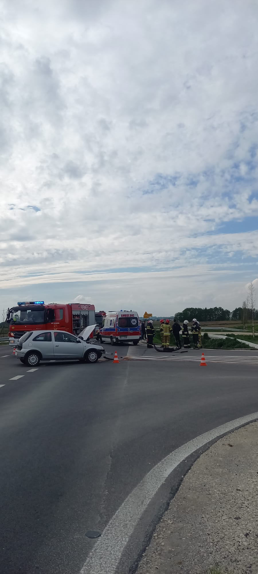 Niedzieliska. Dachowanie samochodu osobowego na obwodnicy/ 4 maja 2025 r.