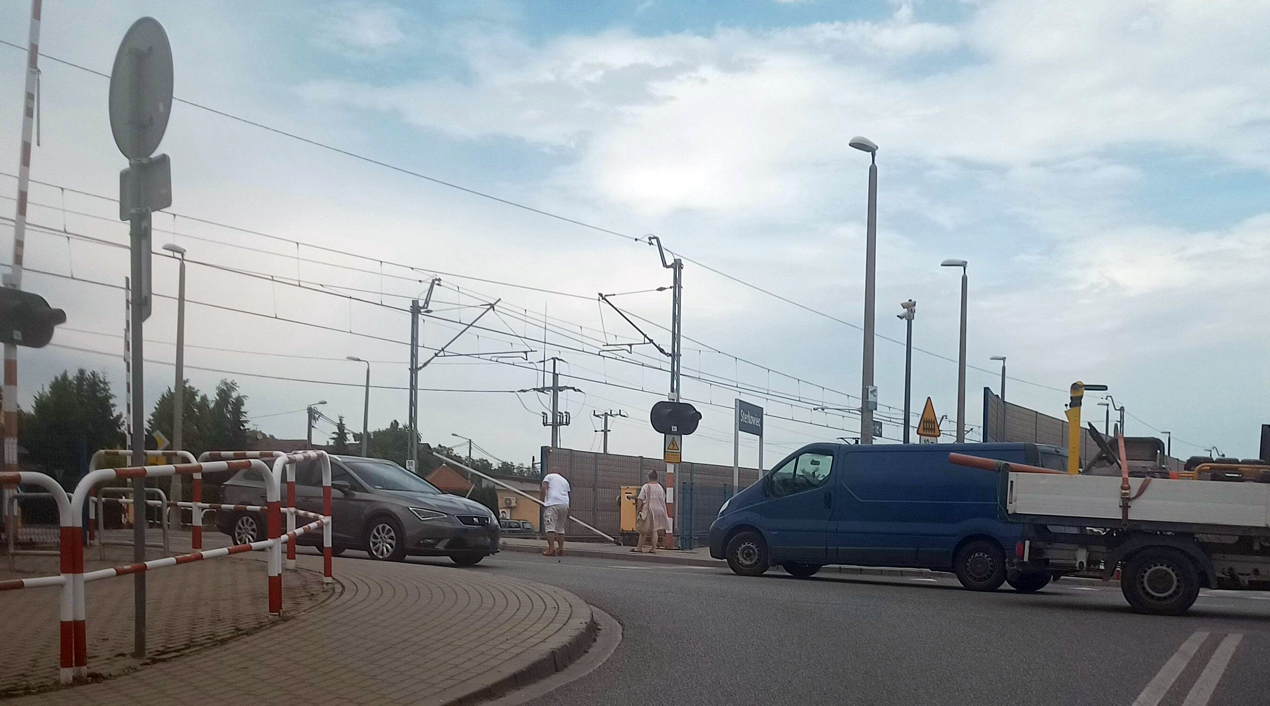Sterkowiec. Będzie kara dla niefrasobliwego kierowcy. Wyłamał rogatki na przejeździe kolejowym / 23 czerwca 2025 r.