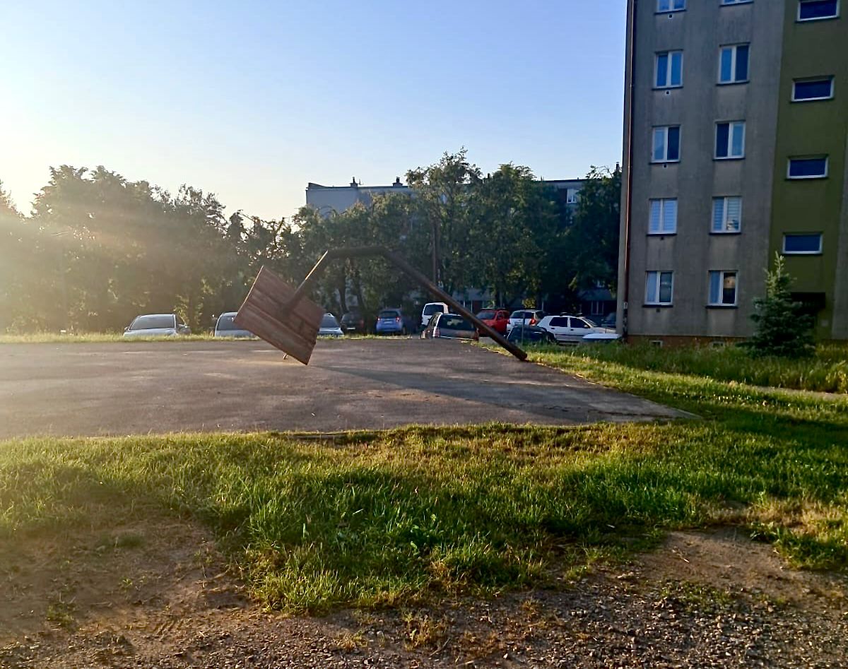 Brzesko. Osiedle Ogrodowa. Niebezpiecznie na boisku do koszykówki?