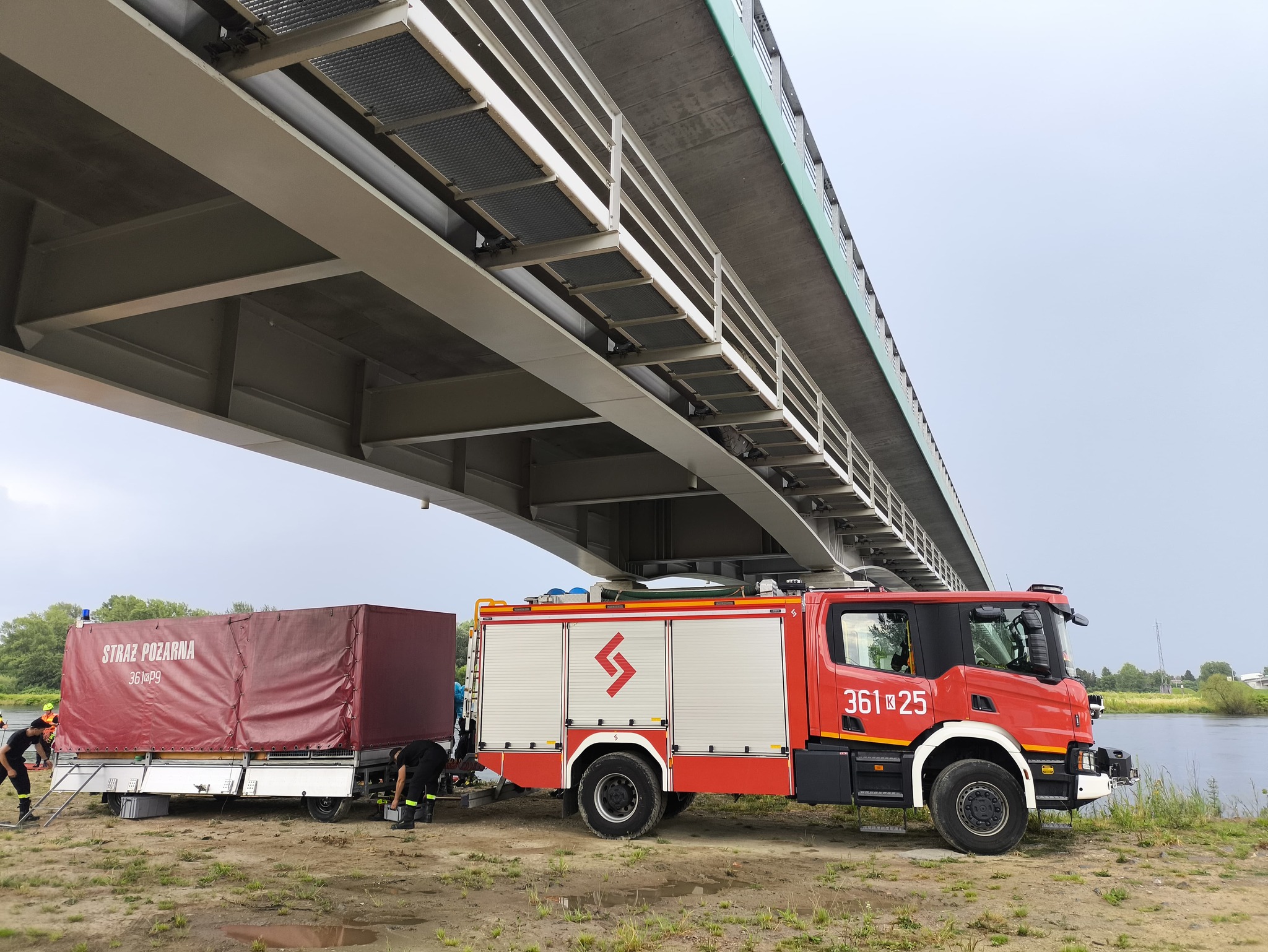 Manewry strażackie na Dunajcu – ćwiczenia ratownictwa chemiczno-ekologicznego / zdjęcia