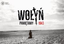 Grafika upamiętniająca rzeź wołyńską z 1943 roku. Na środku widnieje napis: „WOŁYŃ” (litera „Ł” stylizowana na krzyż), poniżej słowa: „PAMIĘTAMY 1943” – z rokiem zapisanym na czerwono. W tle czarno-białe zdjęcie przedstawia samotne dziecko klęczące na pustym polu, co nadaje obrazowi poważny, refleksyjny charakter. W lewym górnym rogu znajduje się logo Instytutu Pamięci Narodowej.