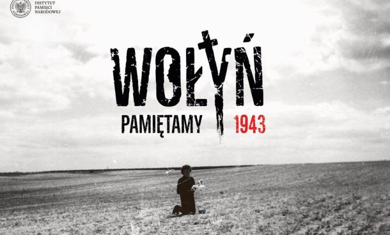 Grafika upamiętniająca rzeź wołyńską z 1943 roku. Na środku widnieje napis: „WOŁYŃ” (litera „Ł” stylizowana na krzyż), poniżej słowa: „PAMIĘTAMY 1943” – z rokiem zapisanym na czerwono. W tle czarno-białe zdjęcie przedstawia samotne dziecko klęczące na pustym polu, co nadaje obrazowi poważny, refleksyjny charakter. W lewym górnym rogu znajduje się logo Instytutu Pamięci Narodowej.