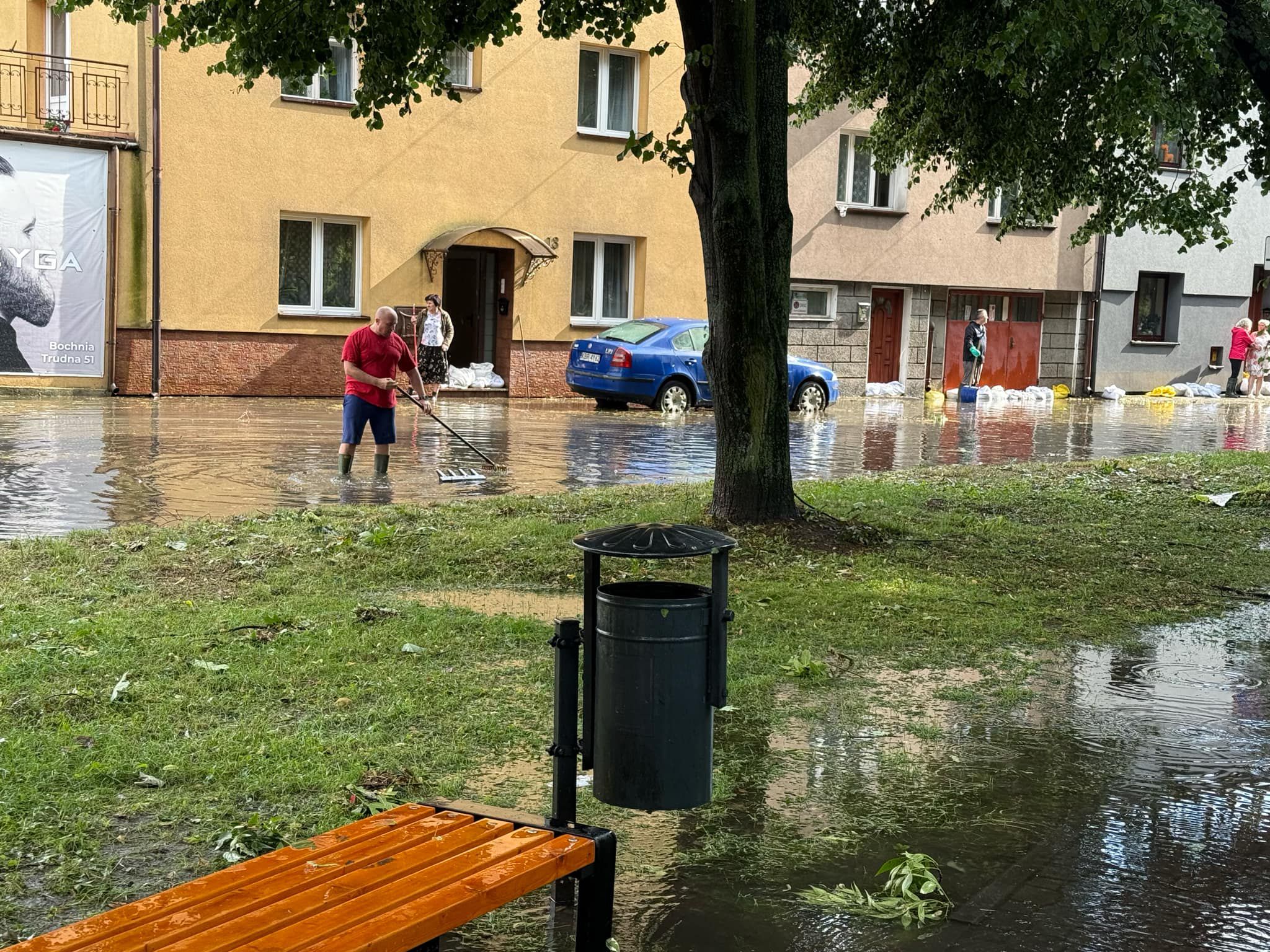 Brzesko. Gdy ulice stają się rzekami – codzienność w kaloszach / zdjęcia