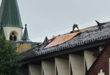 Dach kościoła, oderwana blacha po przejściu nawałnicy, strażacy na dachu