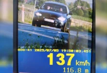 samochód osobowy BMW, kierowca i pasaże, na wideorejestratorze policji kokazujący z jaka prędkością jedzie auto
