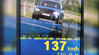 samochód osobowy BMW, kierowca i pasaże, na wideorejestratorze policji kokazujący z jaka prędkością jedzie auto