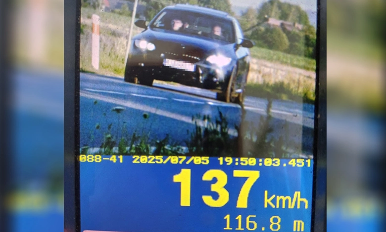 samochód osobowy BMW, kierowca i pasaże, na wideorejestratorze policji kokazujący z jaka prędkością jedzie auto