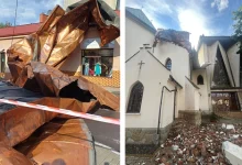 Na zdjęciach widać skutki silnej burzy lub wichury, która spowodowała znaczne zniszczenia budynków: Po lewej stronie znajduje się uszkodzony dach – oderwana, pofałdowana blacha miedziana lub podobny materiał leży na chodniku, otoczona taśmą ostrzegawczą. W tle widać witrynę sklepową, co sugeruje, że zdarzenie miało miejsce w centrum miasta. Po prawej stronie pokazano uszkodzenie kościoła – fragment dachu został zerwany, a na ziemi leży gruz i fragmenty cegieł. Widać też zniszczenia elewacji. Obie fotografie dokumentują poważne skutki działania ekstremalnych warunków pogodowych, które mogły doprowadzić do zagrożenia dla ludzi i mienia.