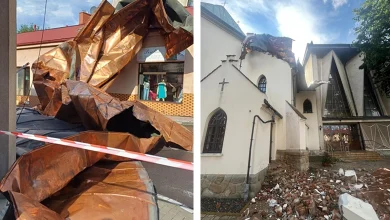 Na zdjęciach widać skutki silnej burzy lub wichury, która spowodowała znaczne zniszczenia budynków: Po lewej stronie znajduje się uszkodzony dach – oderwana, pofałdowana blacha miedziana lub podobny materiał leży na chodniku, otoczona taśmą ostrzegawczą. W tle widać witrynę sklepową, co sugeruje, że zdarzenie miało miejsce w centrum miasta. Po prawej stronie pokazano uszkodzenie kościoła – fragment dachu został zerwany, a na ziemi leży gruz i fragmenty cegieł. Widać też zniszczenia elewacji. Obie fotografie dokumentują poważne skutki działania ekstremalnych warunków pogodowych, które mogły doprowadzić do zagrożenia dla ludzi i mienia.