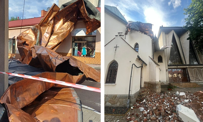 Na zdjęciach widać skutki silnej burzy lub wichury, która spowodowała znaczne zniszczenia budynków: Po lewej stronie znajduje się uszkodzony dach – oderwana, pofałdowana blacha miedziana lub podobny materiał leży na chodniku, otoczona taśmą ostrzegawczą. W tle widać witrynę sklepową, co sugeruje, że zdarzenie miało miejsce w centrum miasta. Po prawej stronie pokazano uszkodzenie kościoła – fragment dachu został zerwany, a na ziemi leży gruz i fragmenty cegieł. Widać też zniszczenia elewacji. Obie fotografie dokumentują poważne skutki działania ekstremalnych warunków pogodowych, które mogły doprowadzić do zagrożenia dla ludzi i mienia.