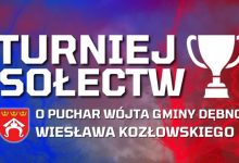 Grafika promująca wydarzenie sportowe. Na kolorowym tle z błyskawicami znajduje się biały napis: „TURNIEJ SOŁECTW” Poniżej, mniejszym tekstem: „O PUCHAR WÓJTA GMINY DĘBNO WIESŁAWA KOZŁOWSKIEGO” Po lewej stronie widnieje herb gminy Dębno, a po prawej ikona białego pucharu.