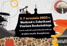 Grafika promująca wydarzenie „Weekend z Zabytkami Powiatu Bocheńskiego”, które odbędzie się w dniach 5–7 września 2025 roku. Na środku widnieje czarny kształt z napisem: „5–7 września 2025 r. Weekend z Zabytkami Powiatu Bocheńskiego www.zabytki.powiatbochenski.pl – wydarzenie bezpłatne –” W tle znajdują się różne elementy graficzne nawiązujące do historii, techniki i kultury (np. wieża szybowa, pompa szybowa, księżyc, kwiaty, drewniana wieżyczka). Całość utrzymana w stylu kolażu.