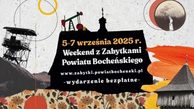 Grafika promująca wydarzenie „Weekend z Zabytkami Powiatu Bocheńskiego”, które odbędzie się w dniach 5–7 września 2025 roku. Na środku widnieje czarny kształt z napisem: „5–7 września 2025 r. Weekend z Zabytkami Powiatu Bocheńskiego www.zabytki.powiatbochenski.pl – wydarzenie bezpłatne –” W tle znajdują się różne elementy graficzne nawiązujące do historii, techniki i kultury (np. wieża szybowa, pompa szybowa, księżyc, kwiaty, drewniana wieżyczka). Całość utrzymana w stylu kolażu.
