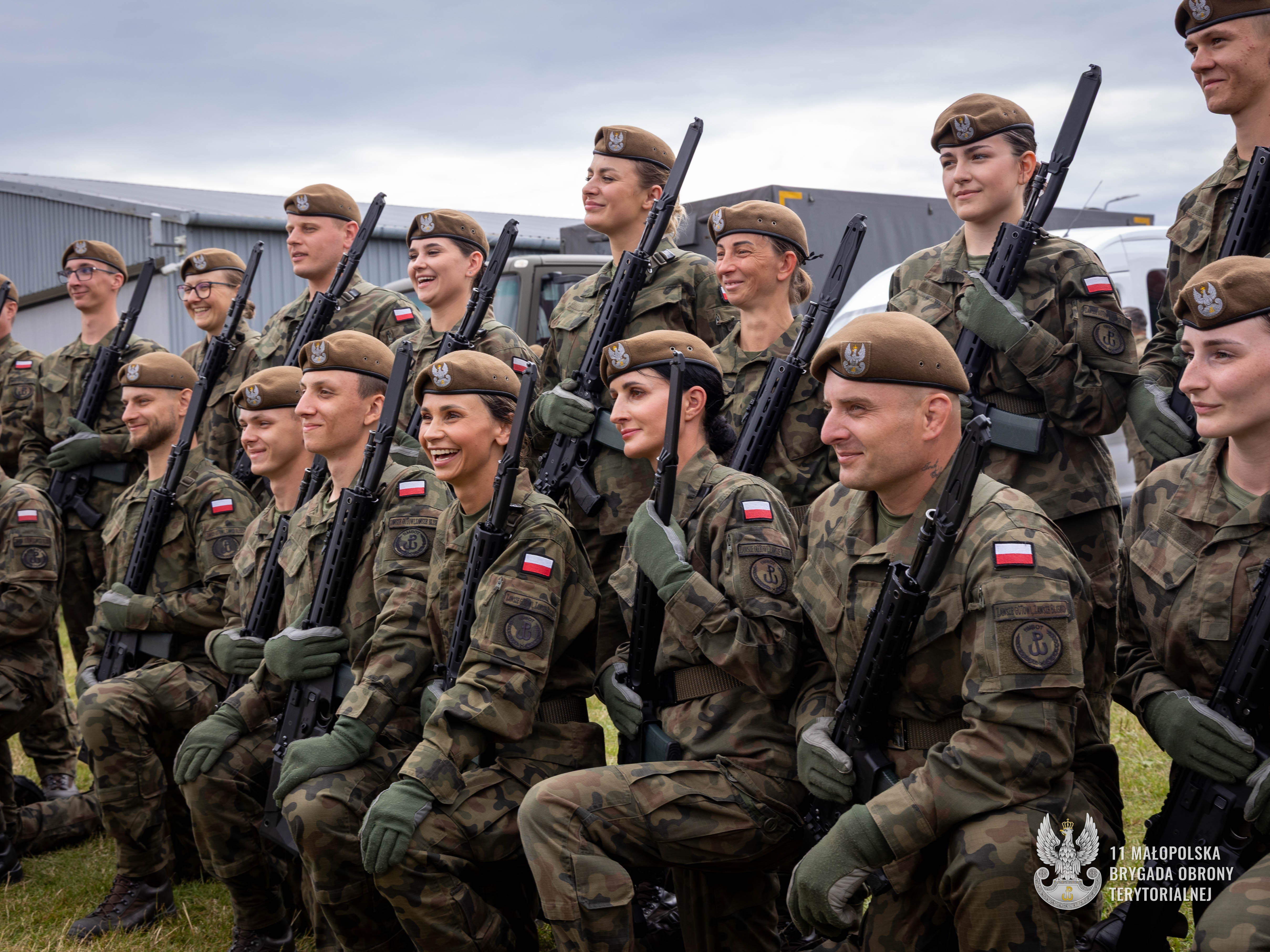 Polska flaga na niebie i uroczysta przysięga małopolskich Terytorialsów na lotnisku w Pobiedniku Wielkim