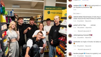Zdjęcie przedstawia grupę młodych osób w sklepie spożywczym, pozujących między alejkami z produktami. W tle widać regały z chipsami i innymi przekąskami oraz baner promocyjny z napisem: „ŚWIETNE CENY Z APKĄ! moje sklepy”, co sugeruje, że akcja miała miejsce w sieci sklepów „moje sklepy”. Na pierwszym planie w koszyku sklepowym siedzi popularny influencer Rezi (rezigiusz), a wokół niego znajduje się grupa innych osób – prawdopodobnie influencerów lub jego znajomych/fanów. W opisie do posta Rezi pyta: „A Ty? 😈 Ile byś wytrzymał/a w sklepie z dostępem do wszystkich produktów? 🫣” To sugeruje, że zdjęcie pochodzi z jakiegoś wyzwania, nagrania lub kampanii promocyjnej – być może związanej z aplikacją lojalnościową „moje sklepy”. W komentarzach pojawiają się reakcje fanów oraz podziękowania, co może oznaczać, że wydarzenie było interaktywne lub miało charakter spotkania z widzami. Całość wygląda na element współpracy reklamowej lub zabawnego materiału na YouTube/TikToka z udziałem influencerów.
