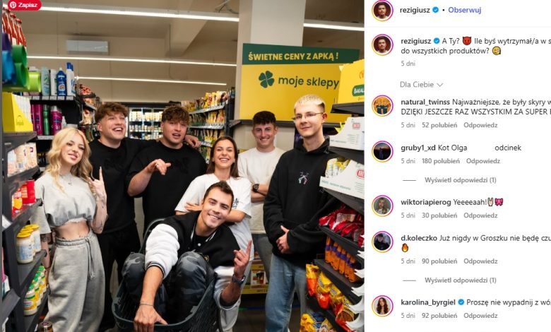 Zdjęcie przedstawia grupę młodych osób w sklepie spożywczym, pozujących między alejkami z produktami. W tle widać regały z chipsami i innymi przekąskami oraz baner promocyjny z napisem: „ŚWIETNE CENY Z APKĄ! moje sklepy”, co sugeruje, że akcja miała miejsce w sieci sklepów „moje sklepy”. Na pierwszym planie w koszyku sklepowym siedzi popularny influencer Rezi (rezigiusz), a wokół niego znajduje się grupa innych osób – prawdopodobnie influencerów lub jego znajomych/fanów. W opisie do posta Rezi pyta: „A Ty? 😈 Ile byś wytrzymał/a w sklepie z dostępem do wszystkich produktów? 🫣” To sugeruje, że zdjęcie pochodzi z jakiegoś wyzwania, nagrania lub kampanii promocyjnej – być może związanej z aplikacją lojalnościową „moje sklepy”. W komentarzach pojawiają się reakcje fanów oraz podziękowania, co może oznaczać, że wydarzenie było interaktywne lub miało charakter spotkania z widzami. Całość wygląda na element współpracy reklamowej lub zabawnego materiału na YouTube/TikToka z udziałem influencerów.
