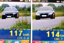Oba obrazy przedstawiają zdjęcia wykonane przez fotoradar, który zarejestrował przekroczenie prędkości przez dwa różne samochody osobowe. Oto szczegóły z obu zdjęć: Lewy obraz: Samochód: Maserati Prędkość: 117 km/h Odległość od radaru: 128,6 m Data i godzina: 2025/07/12, godz. 09:55:56.449 Prawy obraz: Samochód: BMW Prędkość: 114 km/h Odległość od radaru: 108,7 m Data i godzina: 2025/07/12, godz. 09:55:55.271 Wnioski: Oba pojazdy poruszały się z prędkością przekraczającą najczęściej dopuszczalną w terenie zabudowanym (zazwyczaj 50–70 km/h). Zdjęcia wykonano w odstępie niecałej sekundy. Urządzenie pomiarowe to najprawdopodobniej ręczny radar z funkcją fotografowania i pomiarem odległości.