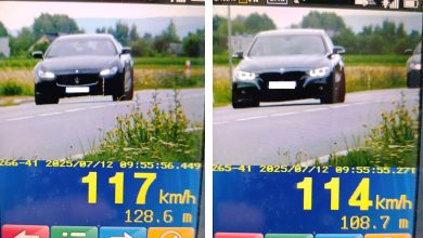 Oba obrazy przedstawiają zdjęcia wykonane przez fotoradar, który zarejestrował przekroczenie prędkości przez dwa różne samochody osobowe. Oto szczegóły z obu zdjęć: Lewy obraz: Samochód: Maserati Prędkość: 117 km/h Odległość od radaru: 128,6 m Data i godzina: 2025/07/12, godz. 09:55:56.449 Prawy obraz: Samochód: BMW Prędkość: 114 km/h Odległość od radaru: 108,7 m Data i godzina: 2025/07/12, godz. 09:55:55.271 Wnioski: Oba pojazdy poruszały się z prędkością przekraczającą najczęściej dopuszczalną w terenie zabudowanym (zazwyczaj 50–70 km/h). Zdjęcia wykonano w odstępie niecałej sekundy. Urządzenie pomiarowe to najprawdopodobniej ręczny radar z funkcją fotografowania i pomiarem odległości.