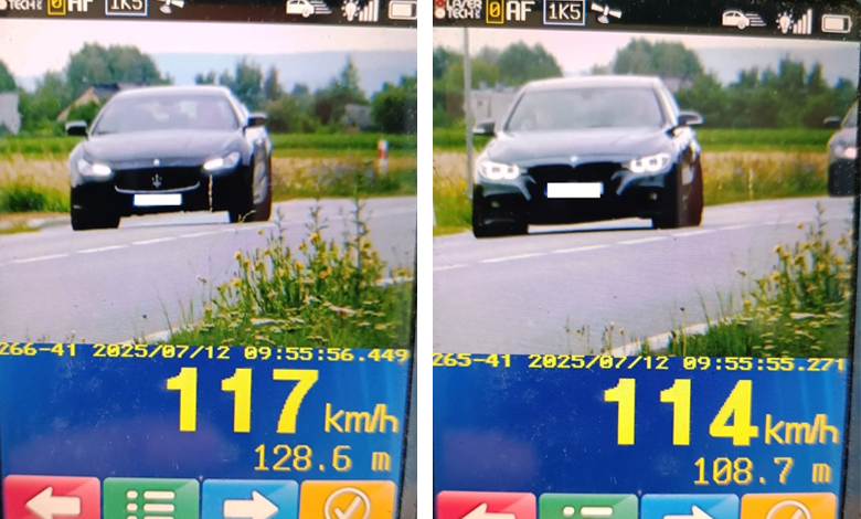 Oba obrazy przedstawiają zdjęcia wykonane przez fotoradar, który zarejestrował przekroczenie prędkości przez dwa różne samochody osobowe. Oto szczegóły z obu zdjęć: Lewy obraz: Samochód: Maserati Prędkość: 117 km/h Odległość od radaru: 128,6 m Data i godzina: 2025/07/12, godz. 09:55:56.449 Prawy obraz: Samochód: BMW Prędkość: 114 km/h Odległość od radaru: 108,7 m Data i godzina: 2025/07/12, godz. 09:55:55.271 Wnioski: Oba pojazdy poruszały się z prędkością przekraczającą najczęściej dopuszczalną w terenie zabudowanym (zazwyczaj 50–70 km/h). Zdjęcia wykonano w odstępie niecałej sekundy. Urządzenie pomiarowe to najprawdopodobniej ręczny radar z funkcją fotografowania i pomiarem odległości.