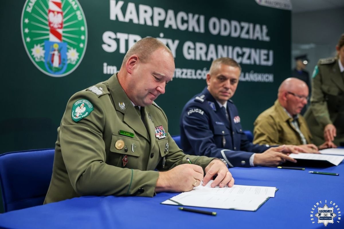Podpisanie porozumień o współpracy w zakresie szkoleń dla klas mundurowych Straży Granicznej i Policji