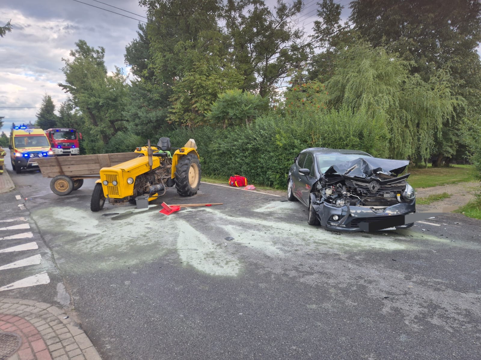 Lewniowa. Zderzenie ciągnika rolniczego i samochodu