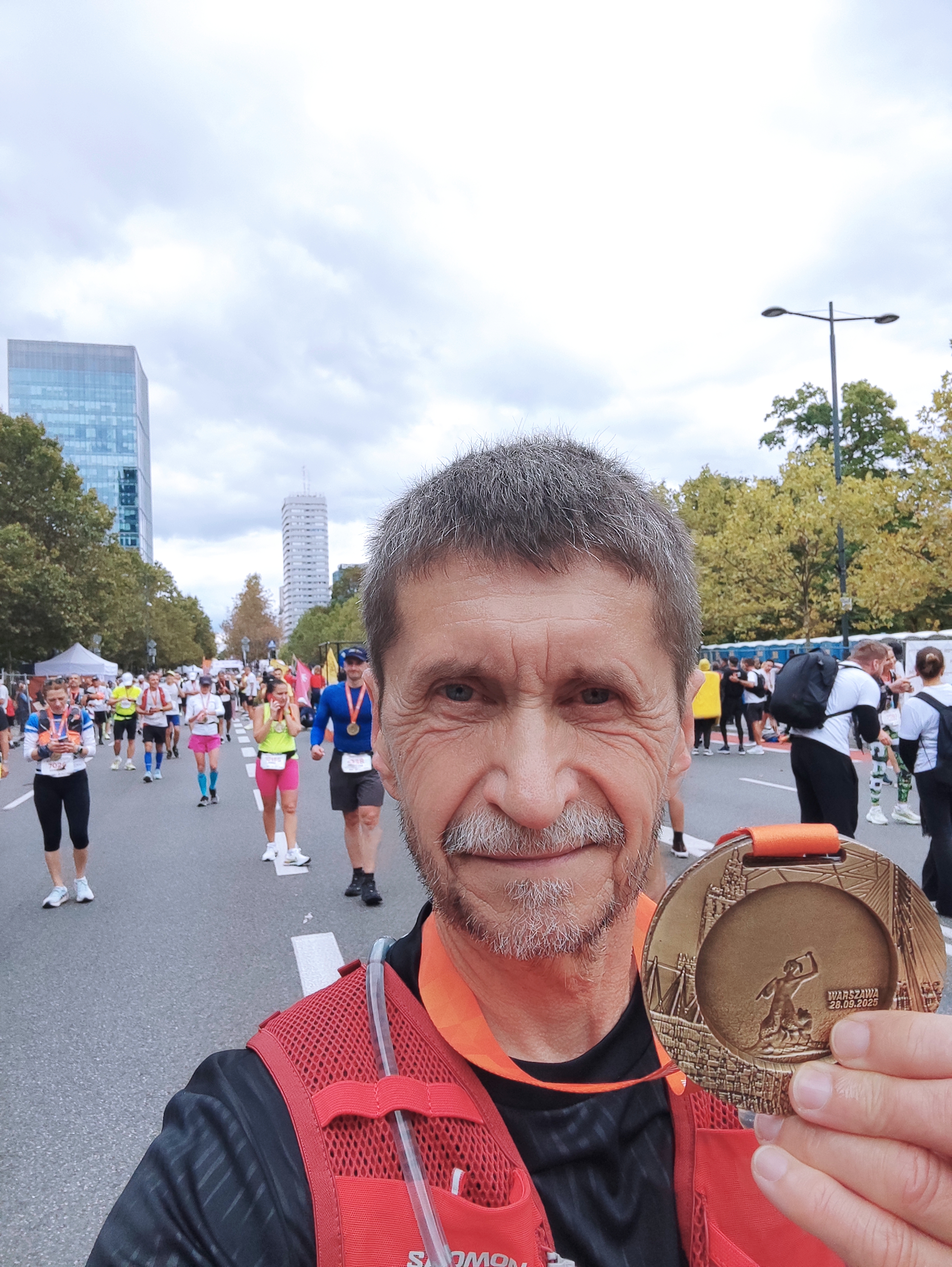 Biegacze z Powiatu Brzeskiego wystartowali w 47 Maratonie Warszawskim / zdjęcia