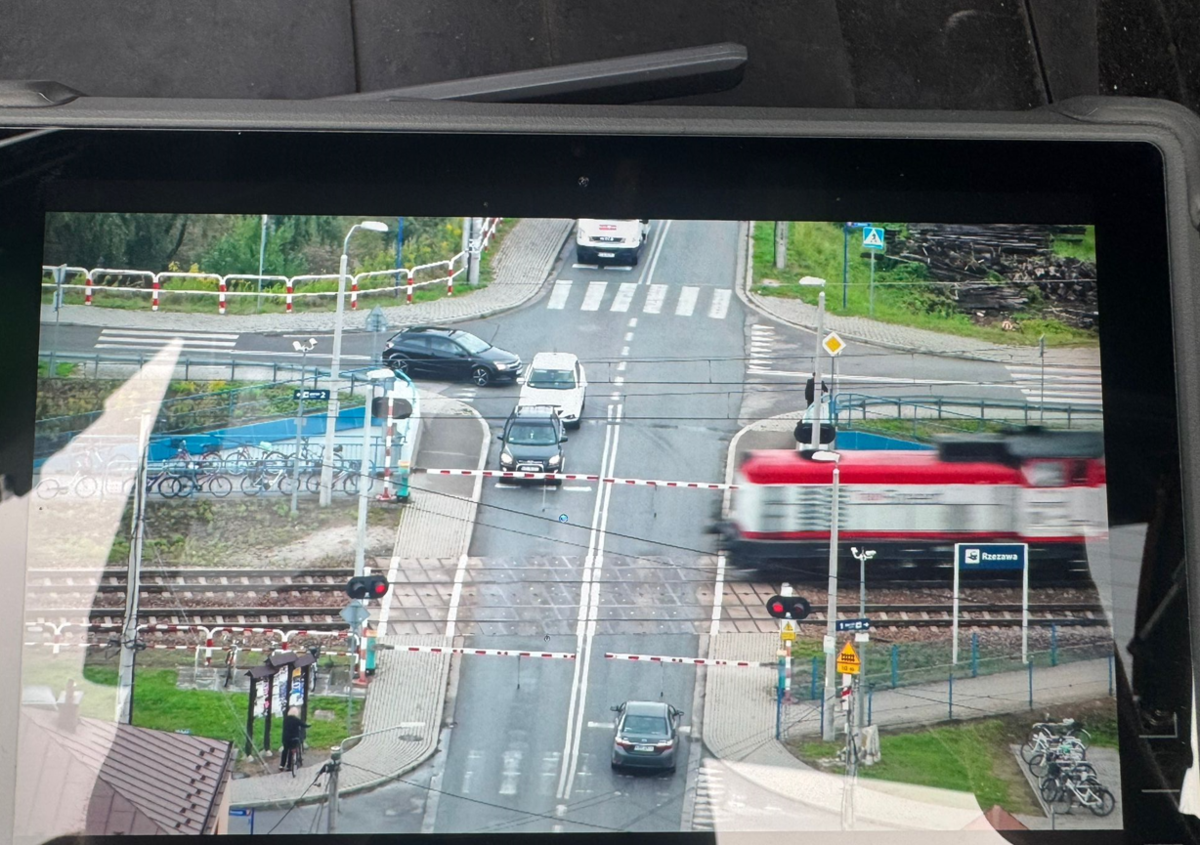 Policyjny dron weryfikował bezpieczeństwo na przejeździe kolejowym w Rzezawie