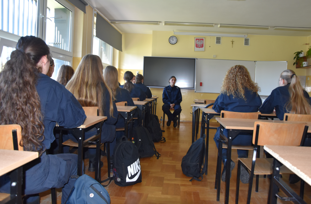 Od uczennicy do policjantki – Monika Kowalska wróciła do II LO w Bochni w mundurze