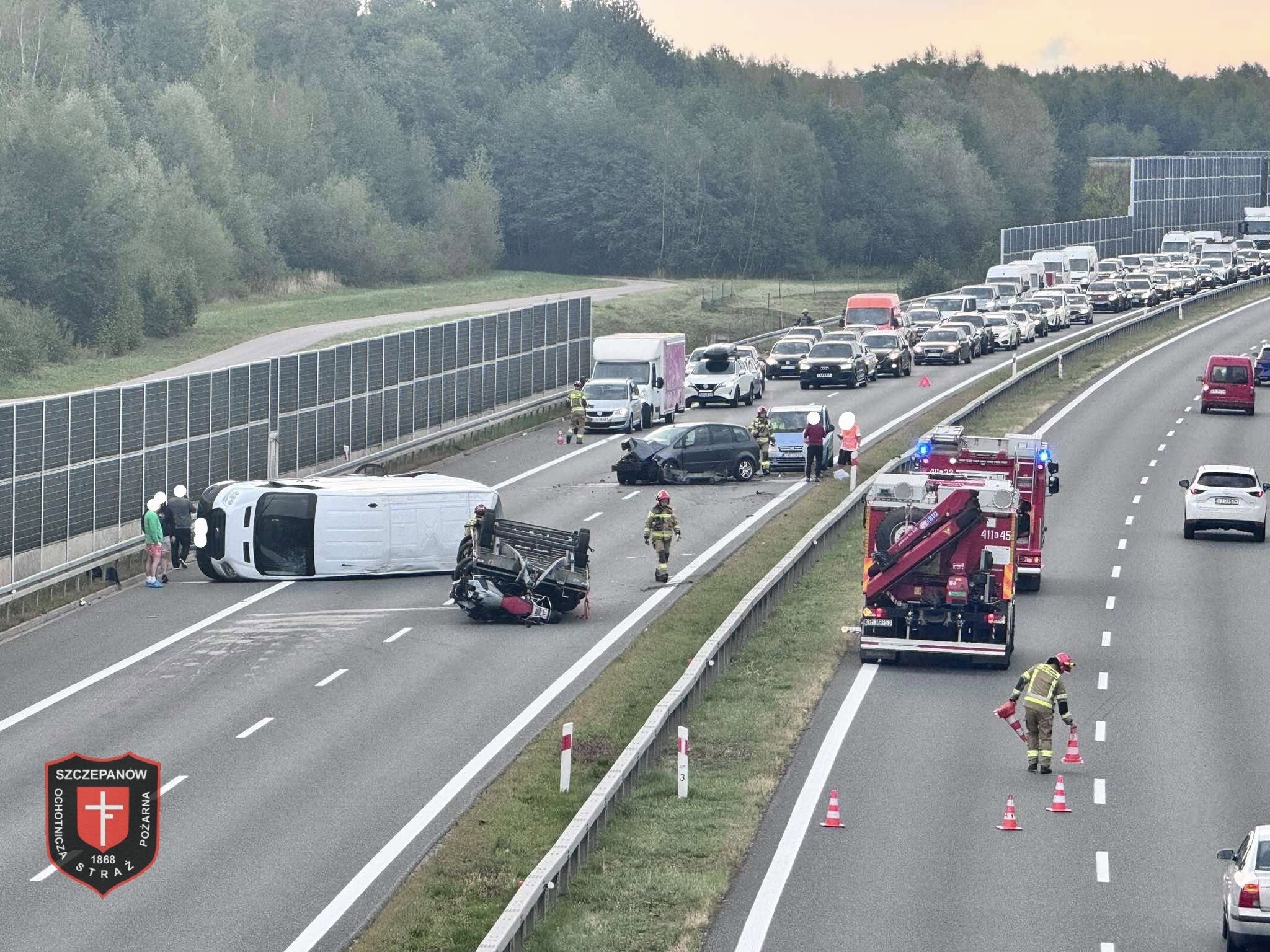 Bielcza. Wypadek na autostradzie A4. Przewrócony bus. Laweta z motocyklami dachowała.