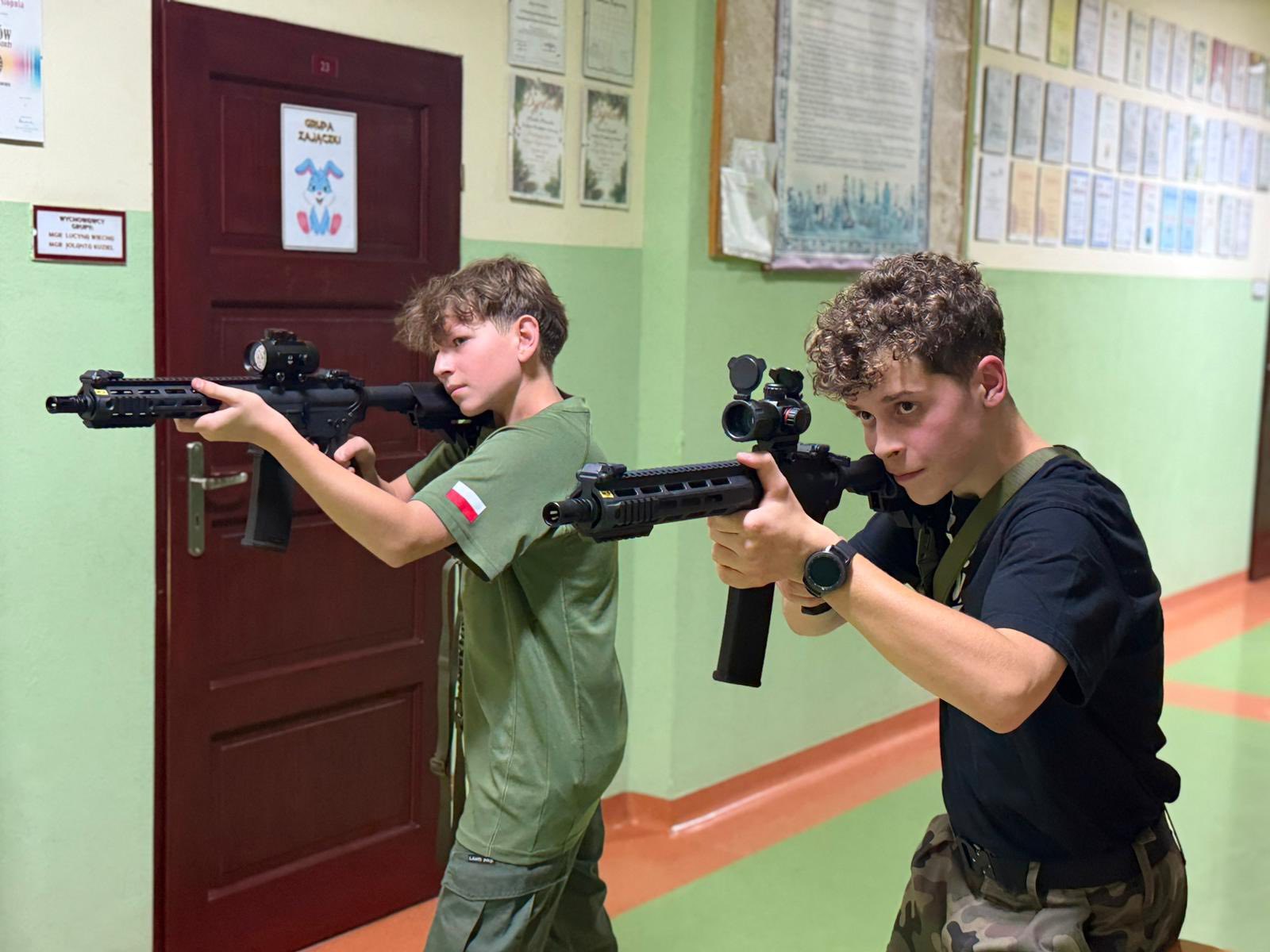 Harcerze z Jadownik szkolą się w strzelectwie i bezpiecznym obchodzeniu z bronią