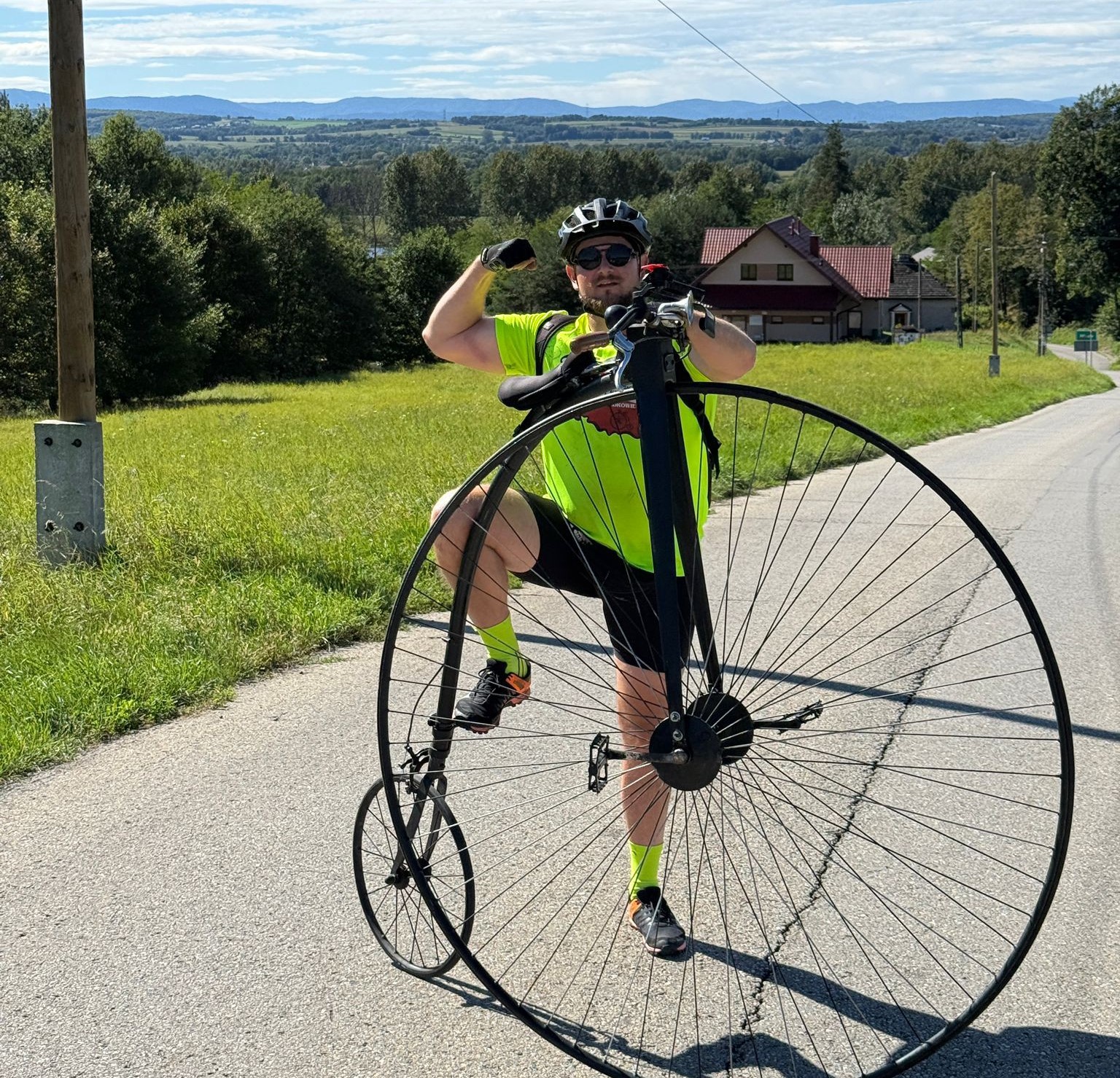 Bicyklem przez Polskę. Odwiedzi Mokrzyskę, Szczepanów i Bielczę