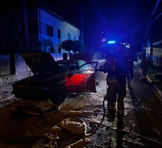 Nocny pożar samochodu osobowego w Jadownikach