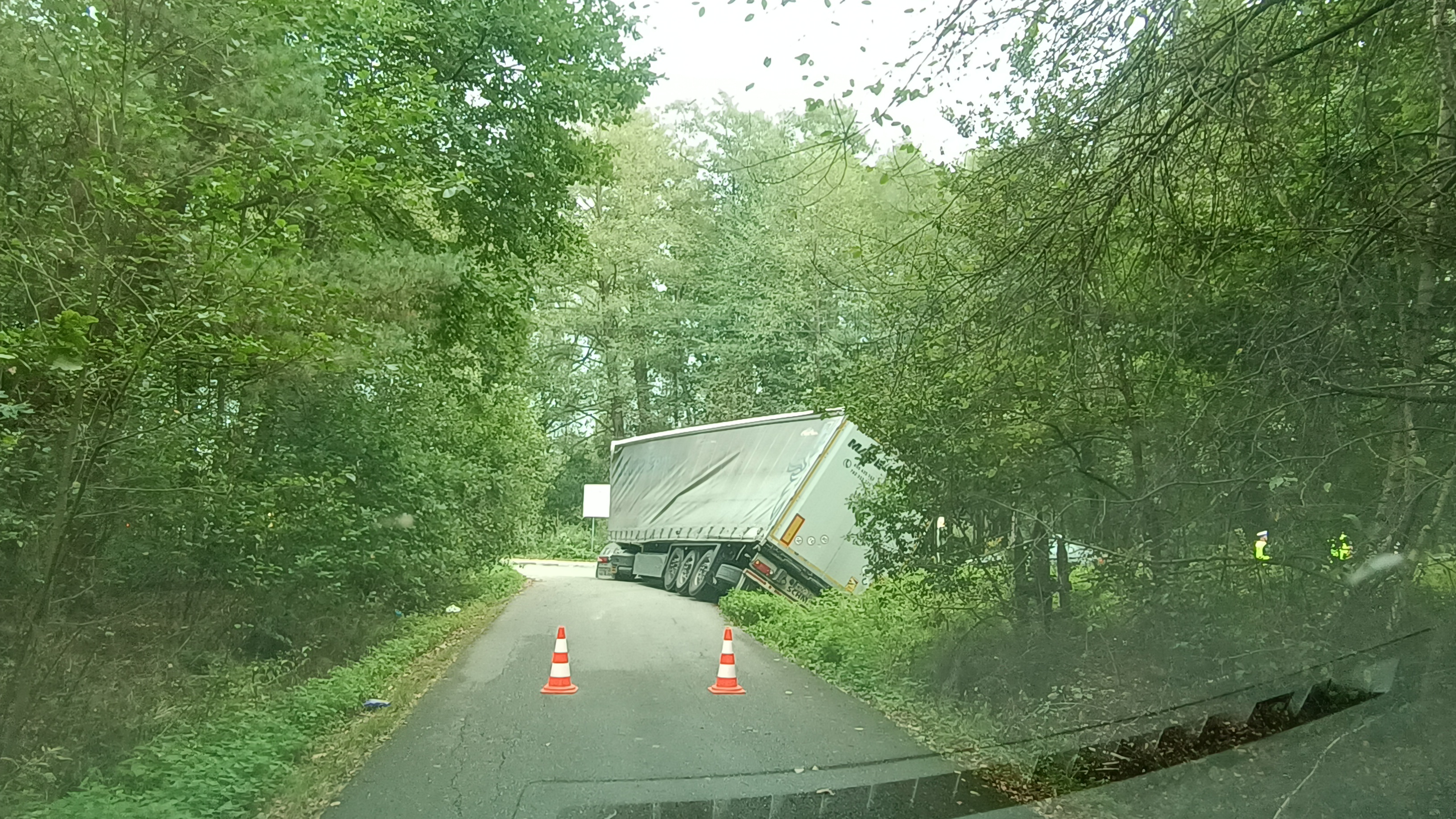 Ciężarówka zablokowała drogę gminną i powiatową w Przyborowie