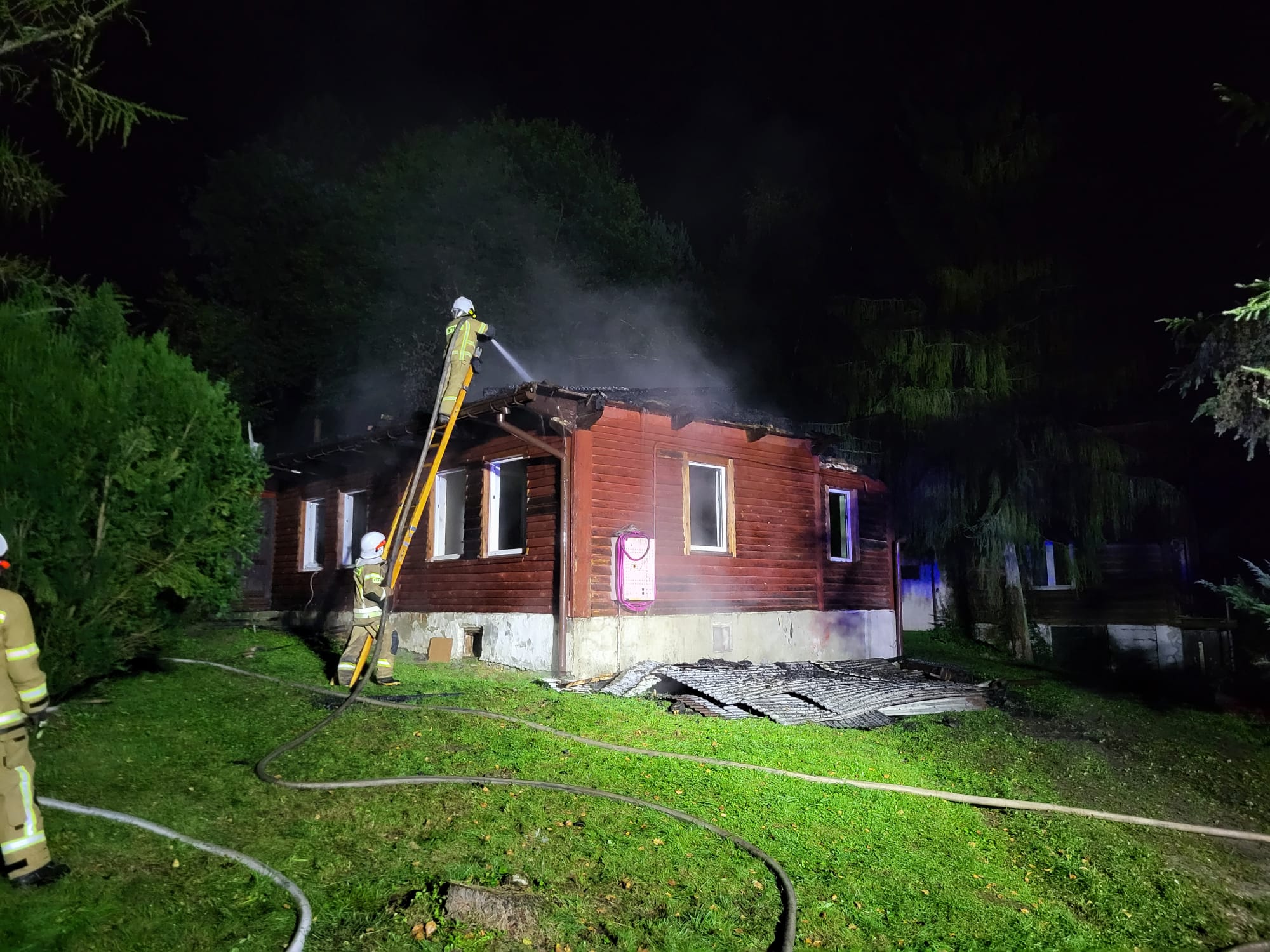 Nocny pożar domu w Jurkowie – spłonął drewniany dach budynku