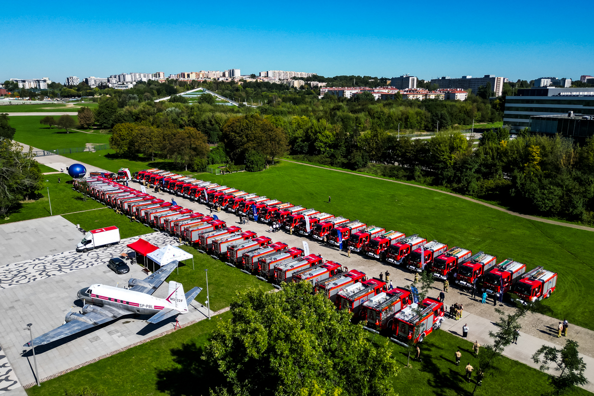 4 nowe samochody dla strażaków z Powiatu Bocheńskiego. 0 dla strażaków z Powiatu Brzeskiego