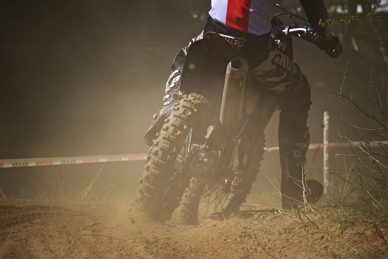 Maszkienice. Brawurowa ucieczka 16-latka na motocrossie – uderzył w radiowóz