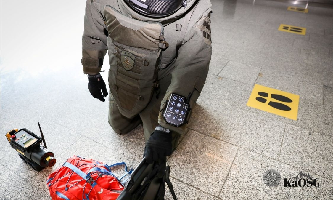 Ten sam bagaż pozostawiony na lotnisku dwa razy. W tle kradzież laptopa