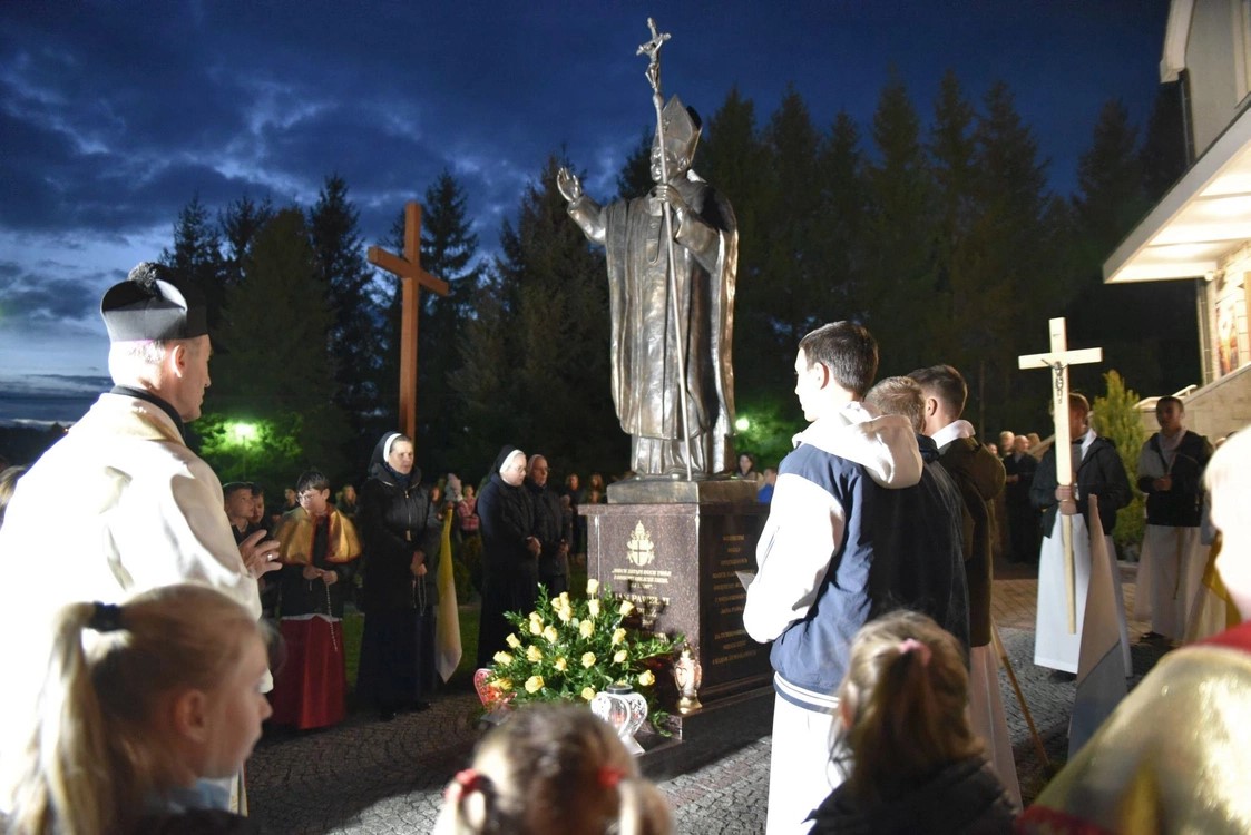 Kąty. Poświęcenie pomnika św. Jana Pawła II