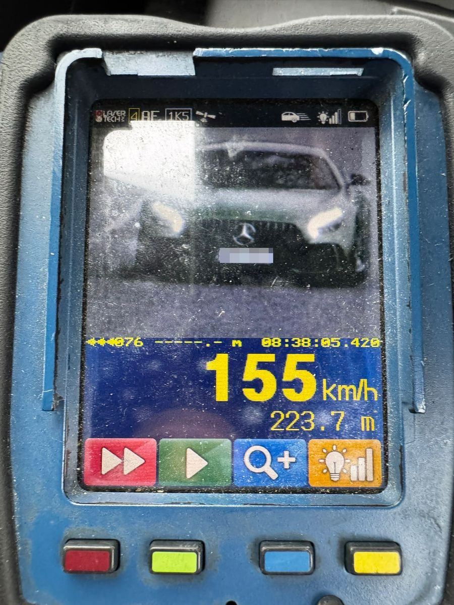 Pędził mercedesem 155 km/h w obszarze zabudowanym – stracił prawo jazdy