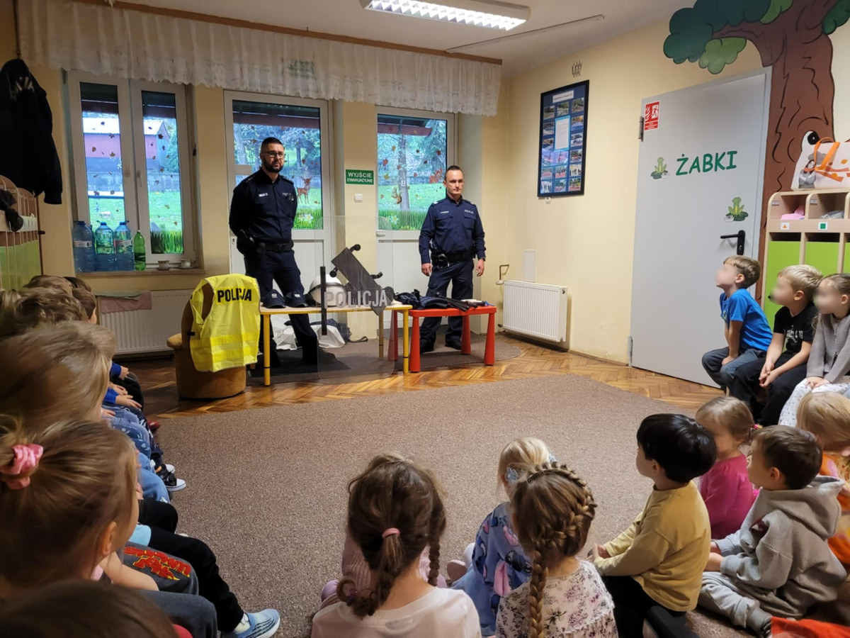 #DzielnicowyBlizejNas Dzielnicowi z wizytą u bocheńskich przedszkolaków