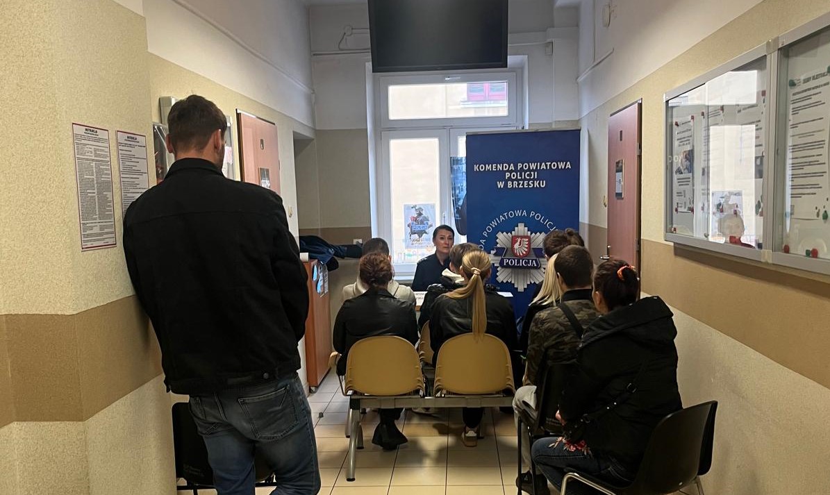 O służbie w Policji – stoisko informacyjne w Powiatowym Urzędzie Pracy w Brzesku