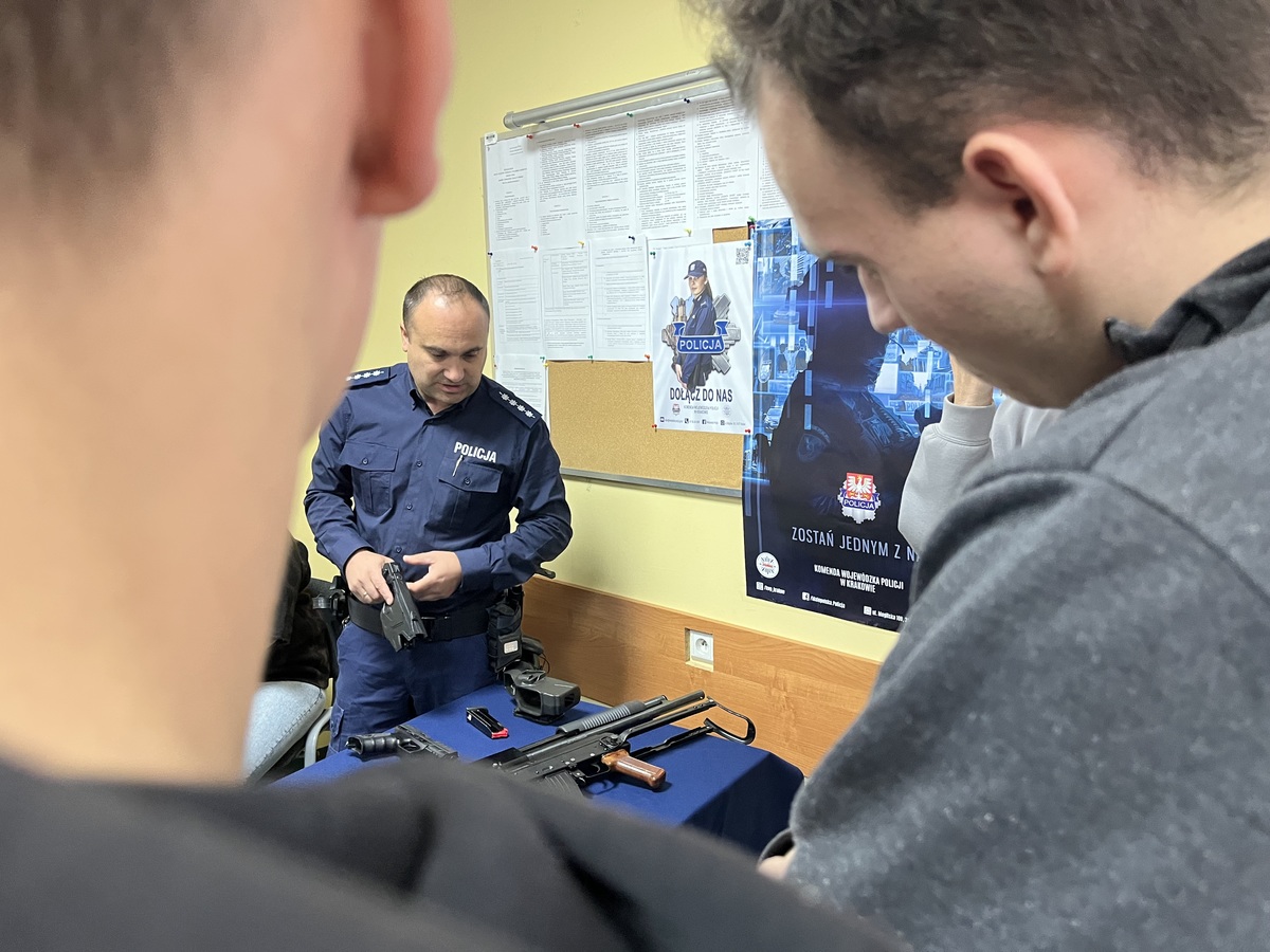 Brzescy licealiści z wizytą w Komendzie Policji