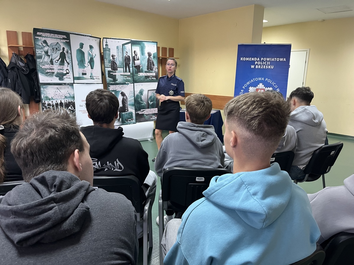 Brzesko. Handel ludźmi to realne zagrożenie – policja ostrzega i edukuje młodzież