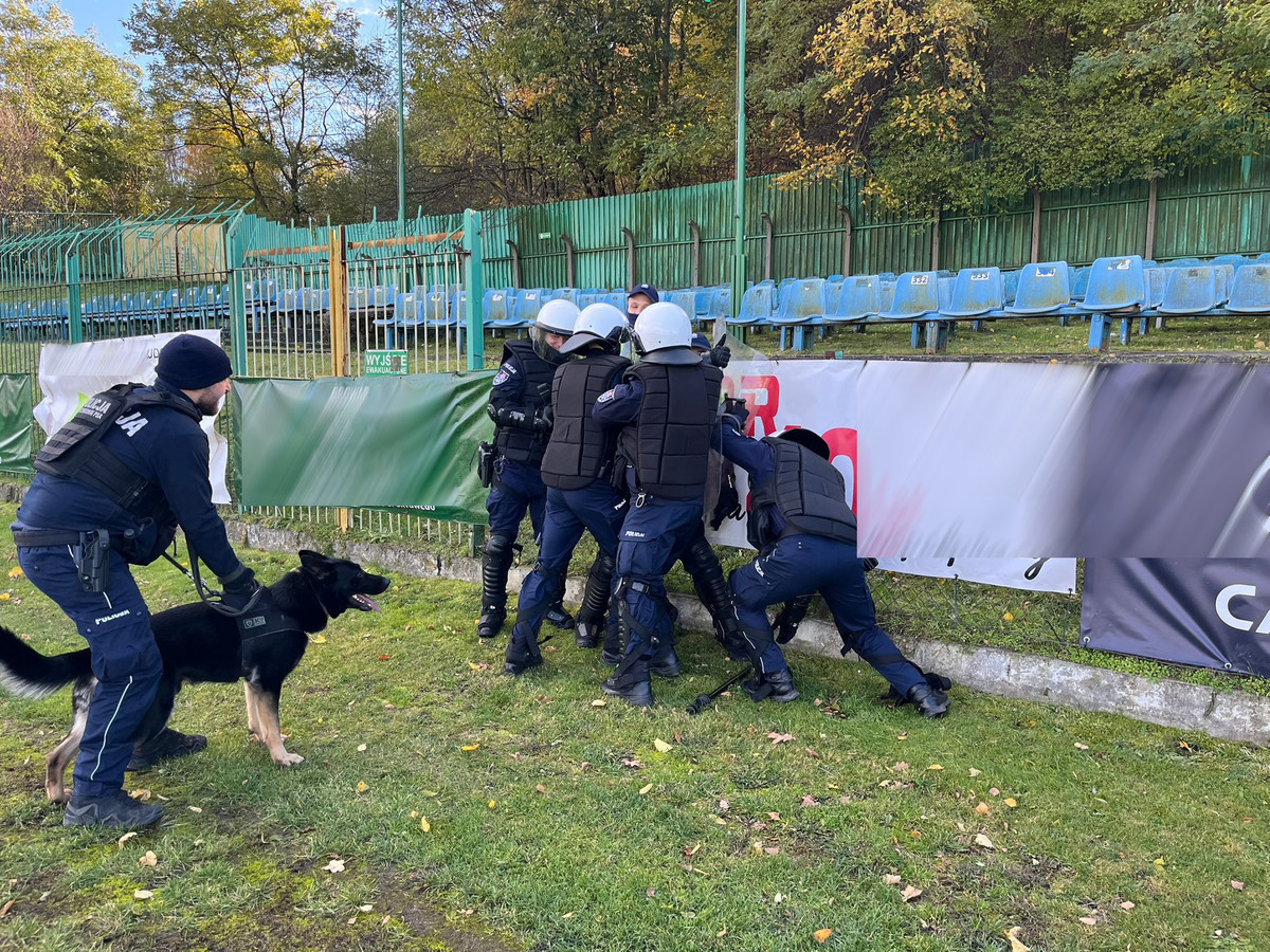 Policyjne ćwiczenia pododdziałów zwartych w Brzesku / zdjęcia