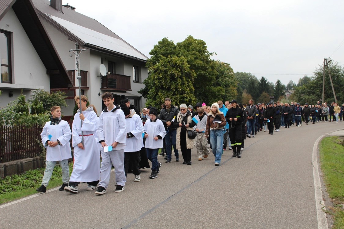 Biadoliny. Procesja różańcowa przeszła ulicami / zdjęcia