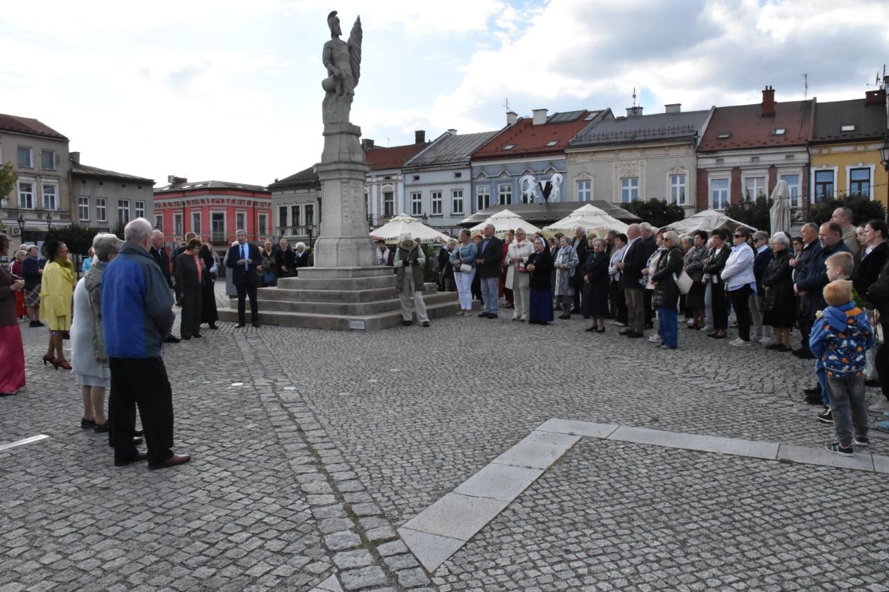 Wierni zebrali się na rynku w Brzesku na wspólnej modlitwie