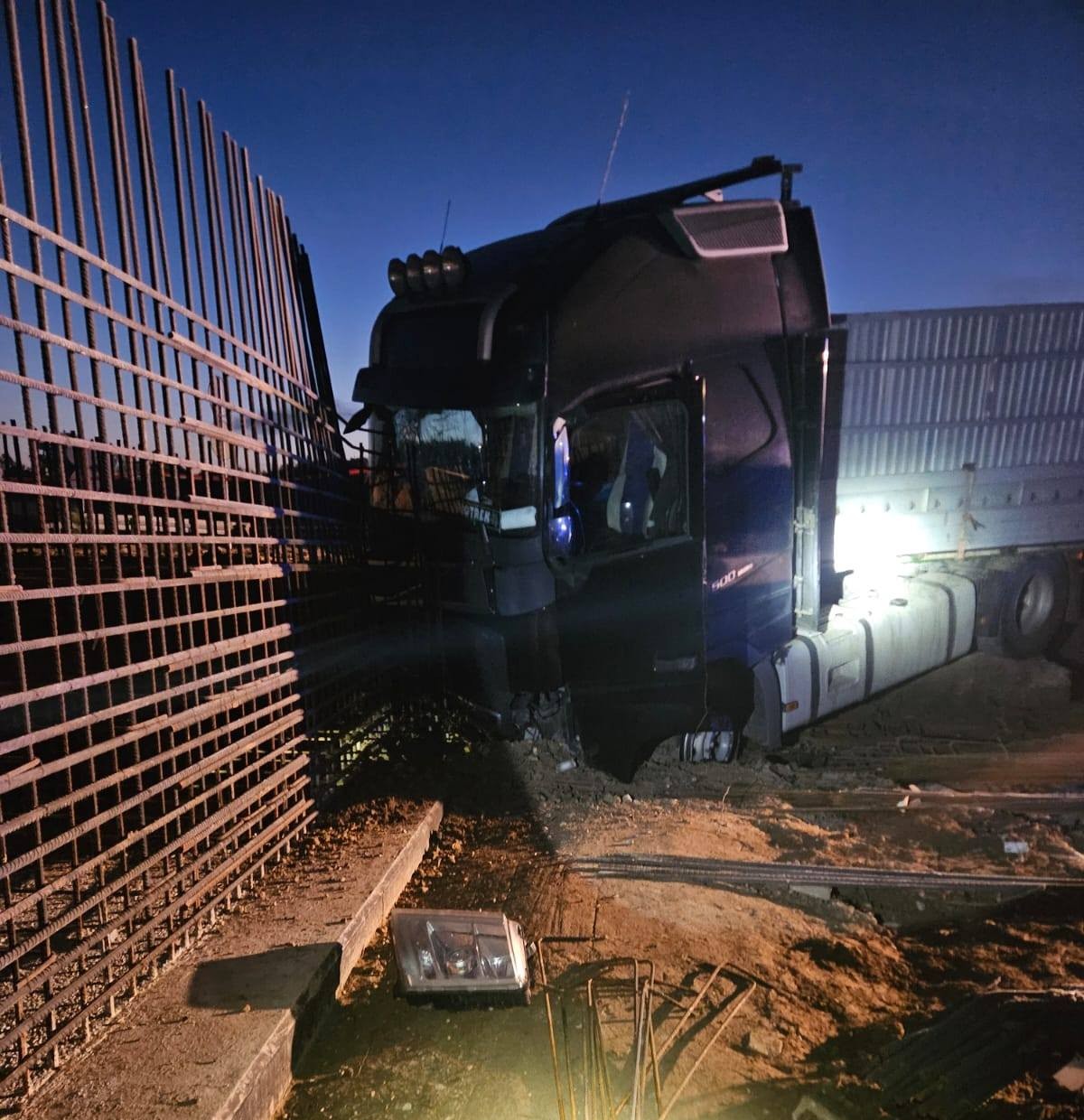 Ciężarówka wjechała w zbrojenia na budowie obwodnicy Niedzielisk