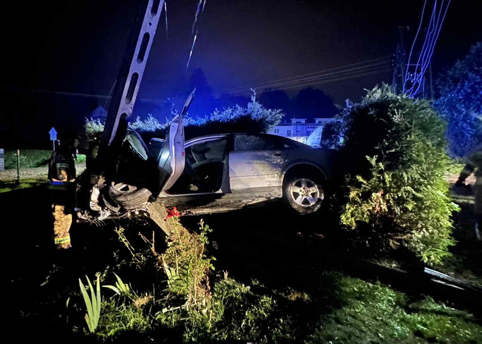 Uderzył w ogrodzenie i słup energetyczny – nocny wypadek w Porąbce Uszewskiej