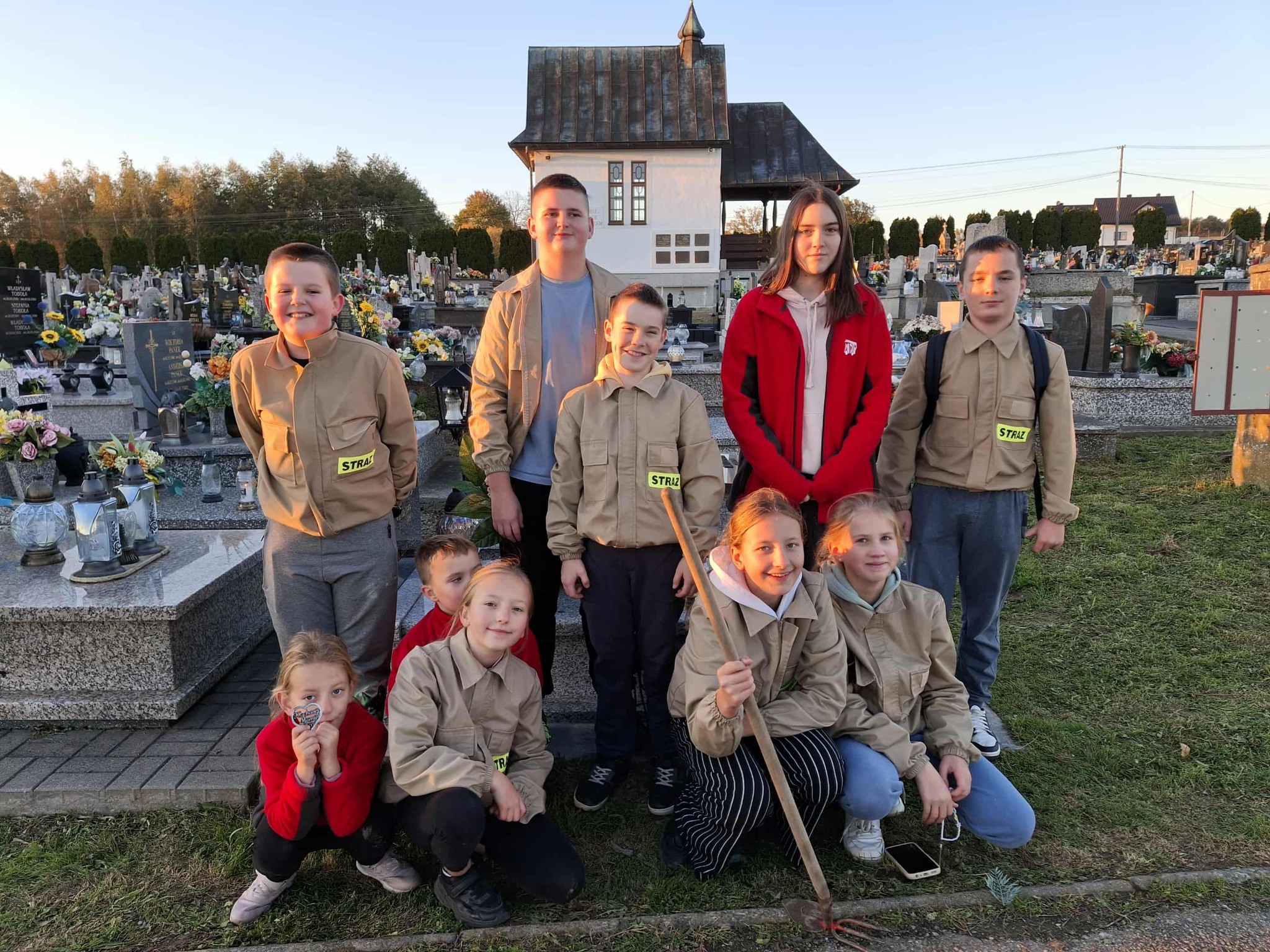 Młodzi druhowie z Zawady Uszewskiej porządkowali groby przed Wszystkimi Świętymi